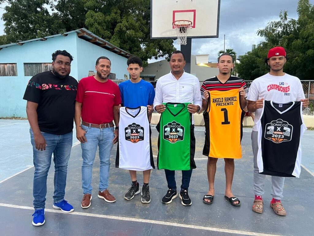 Ángelo Ramírez: un viceministro que apuesta al futuro de la juventud dominicana 45 Angel-ramirez-apoyando-el-deporte